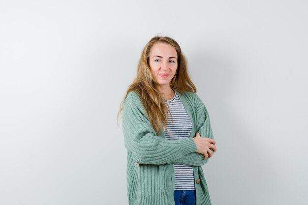 Mujer joven expresiva posando en el estudio