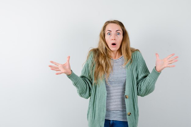 Mujer joven expresiva posando en el estudio