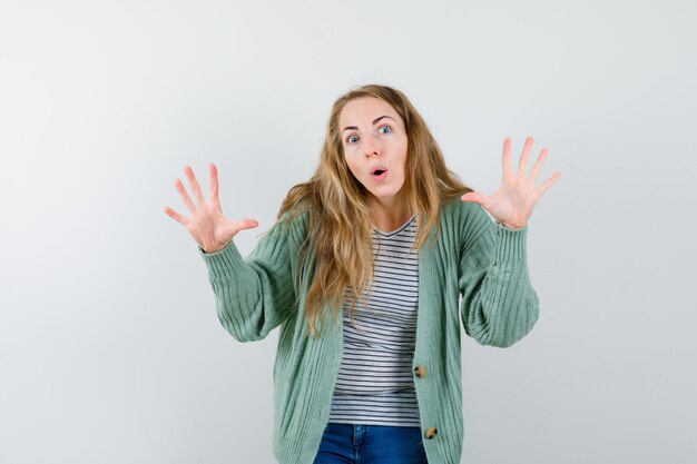 Mujer joven expresiva posando en el estudio