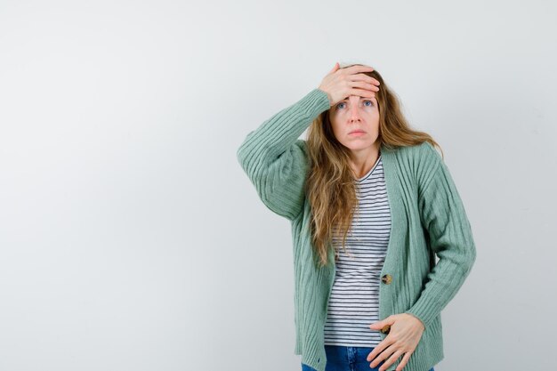 Mujer joven expresiva posando en el estudio