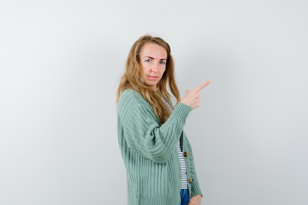 Foto gratuita mujer joven expresiva posando en el estudio