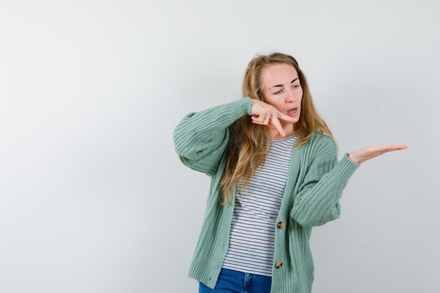 Mujer joven expresiva posando en el estudio