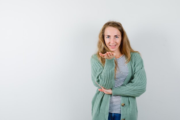 Mujer joven expresiva posando en el estudio