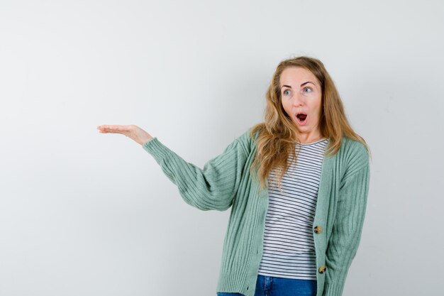 Mujer joven expresiva posando en el estudio