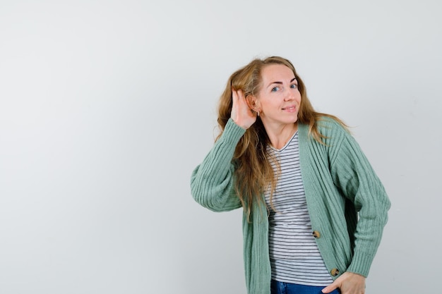 Mujer joven expresiva posando en el estudio