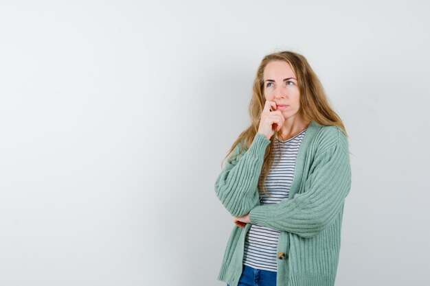 Mujer joven expresiva posando en el estudio