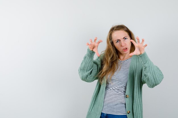 Mujer joven expresiva posando en el estudio