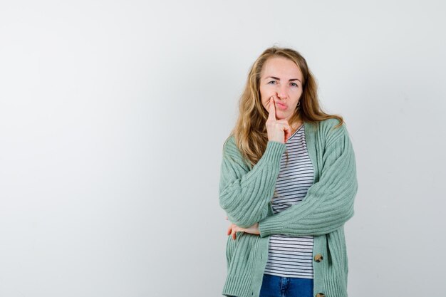 Mujer joven expresiva posando en el estudio