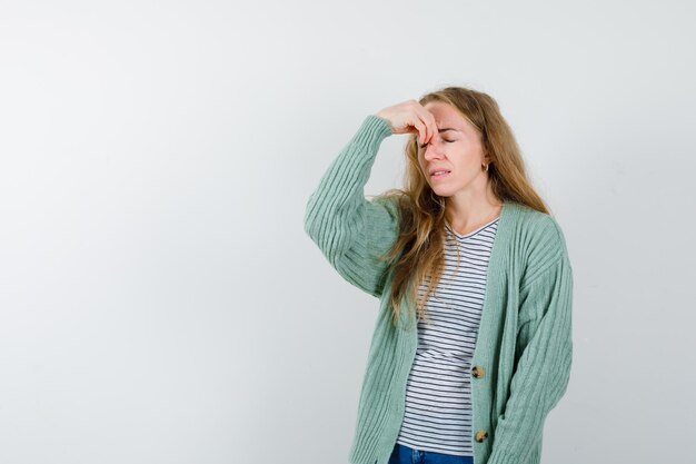 Mujer joven expresiva posando en el estudio