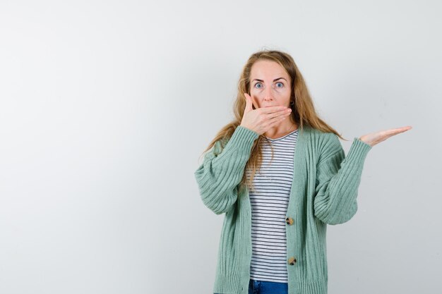 Mujer joven expresiva posando en el estudio