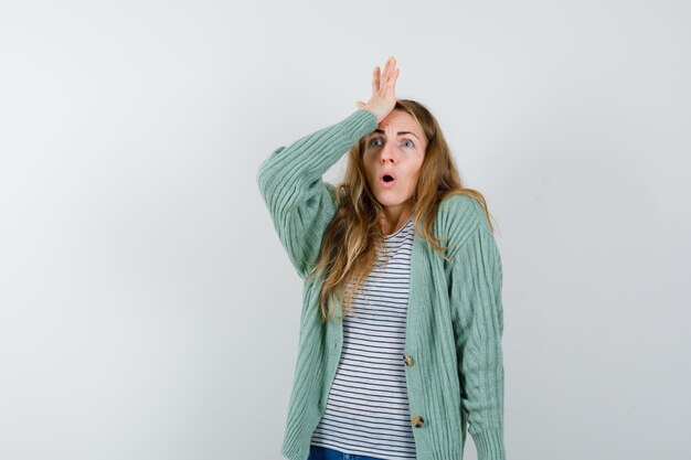 Mujer joven expresiva posando en el estudio