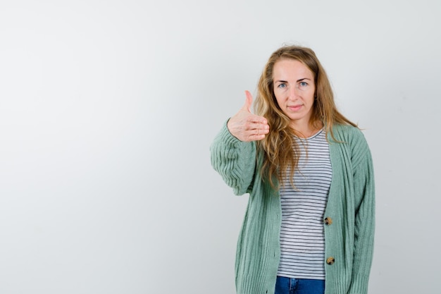 Foto gratuita mujer joven expresiva posando en el estudio