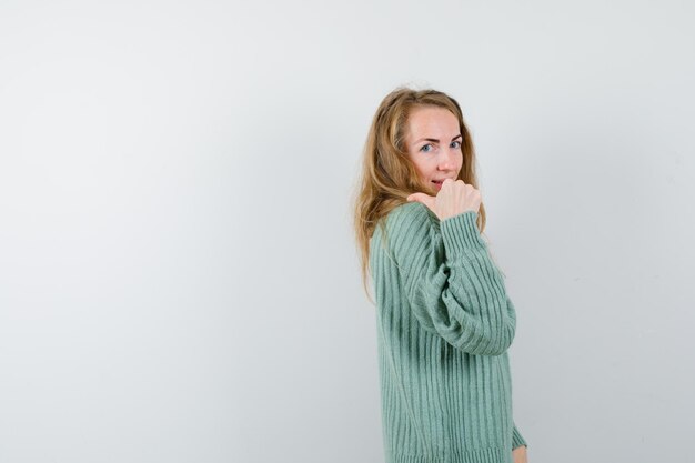 Mujer joven expresiva posando en el estudio