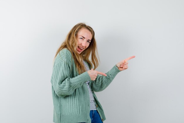 Mujer joven expresiva posando en el estudio