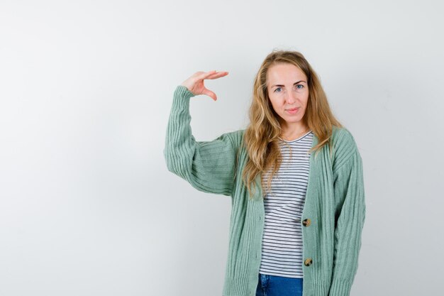 Mujer joven expresiva posando en el estudio