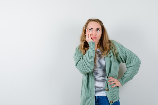 Mujer joven expresiva posando en el estudio