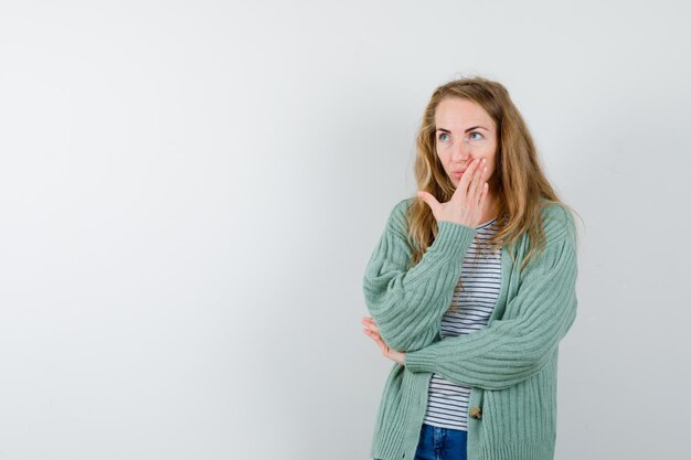 Mujer joven expresiva posando en el estudio