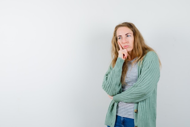 Mujer joven expresiva posando en el estudio