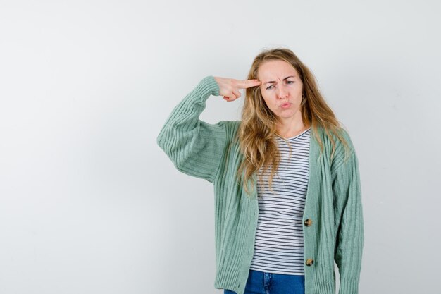 Mujer joven expresiva posando en el estudio