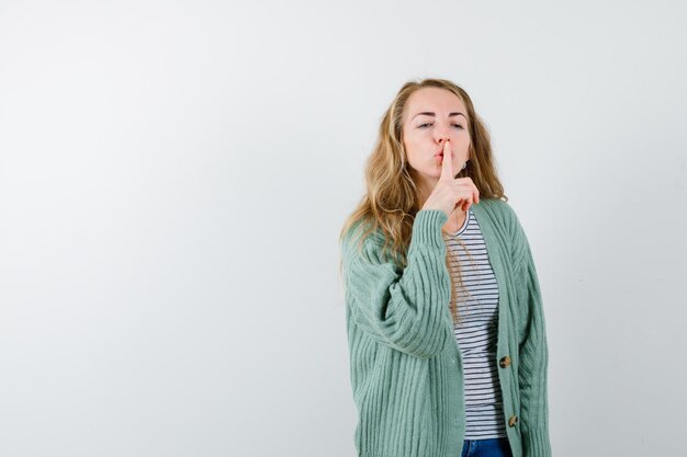 Mujer joven expresiva posando en el estudio