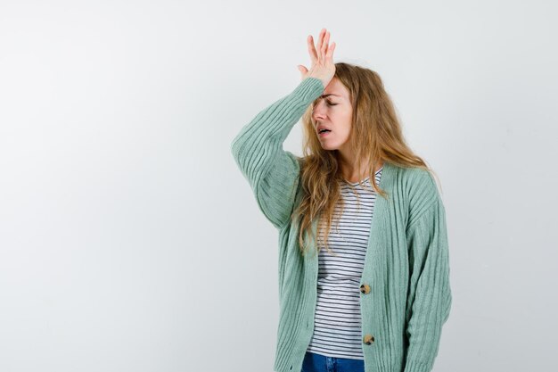 Mujer joven expresiva posando en el estudio