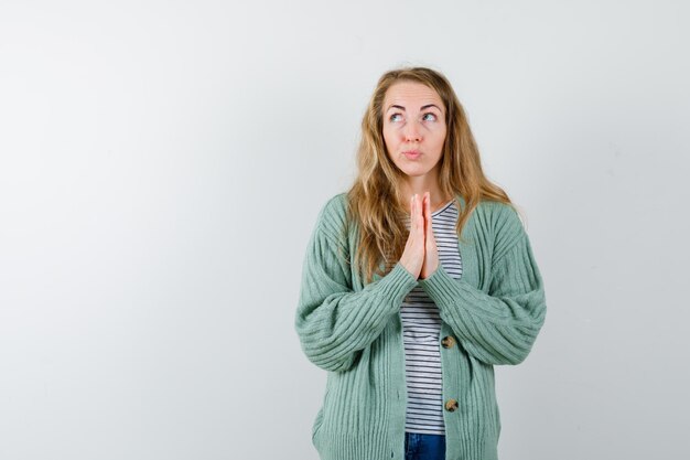 Mujer joven expresiva posando en el estudio