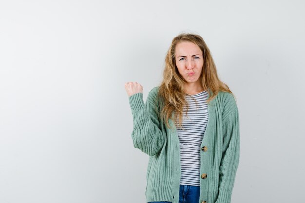 Mujer joven expresiva posando en el estudio