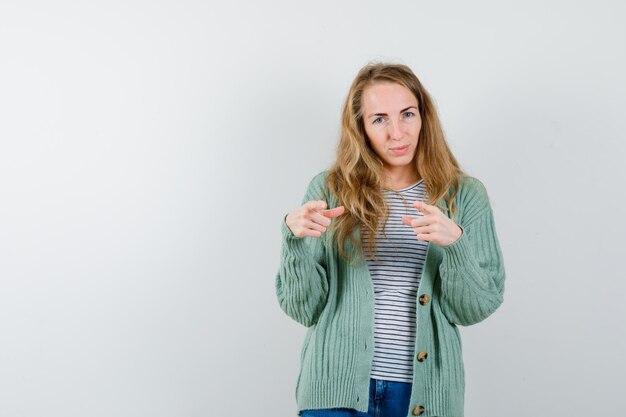 Mujer joven expresiva posando en el estudio