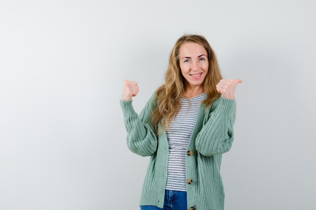 Mujer joven expresiva posando en el estudio