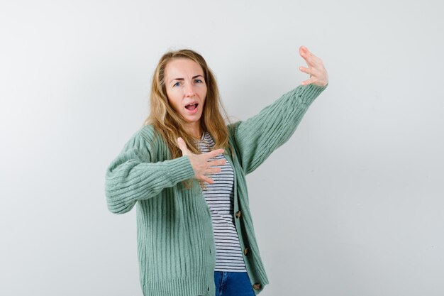 Mujer joven expresiva posando en el estudio