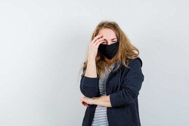 Mujer joven expresiva posando en el estudio