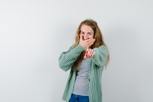 Mujer joven expresiva posando en el estudio