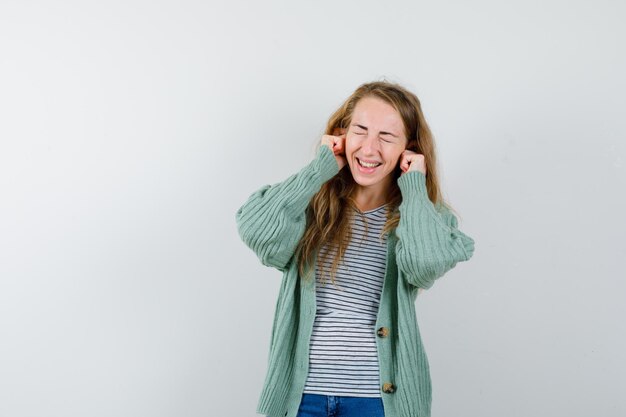 Mujer joven expresiva posando en el estudio