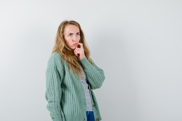 Mujer joven expresiva posando en el estudio