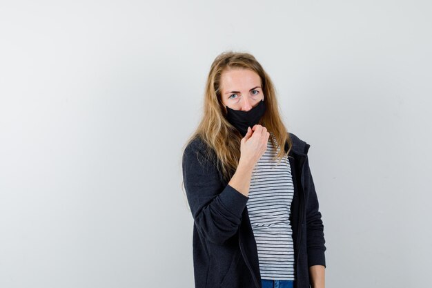 Mujer joven expresiva posando en el estudio