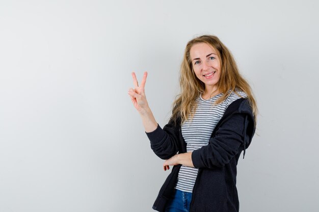 Mujer joven expresiva posando en el estudio