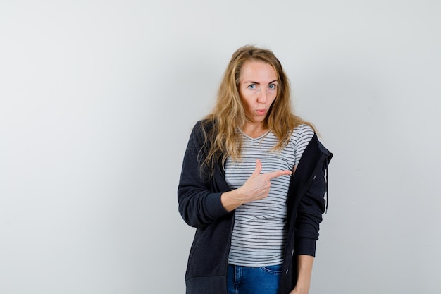 Mujer joven expresiva posando en el estudio