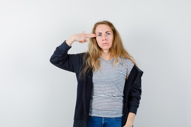 Mujer joven expresiva posando en el estudio