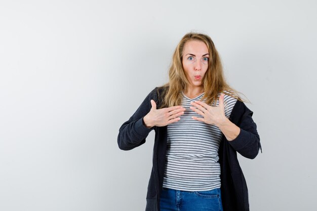 Mujer joven expresiva posando en el estudio