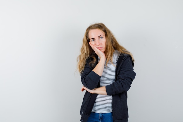 Mujer joven expresiva posando en el estudio