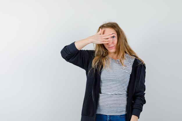 Mujer joven expresiva posando en el estudio