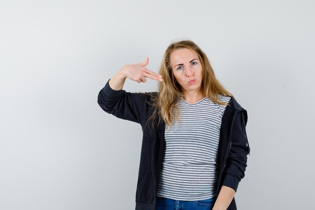 Mujer joven expresiva posando en el estudio