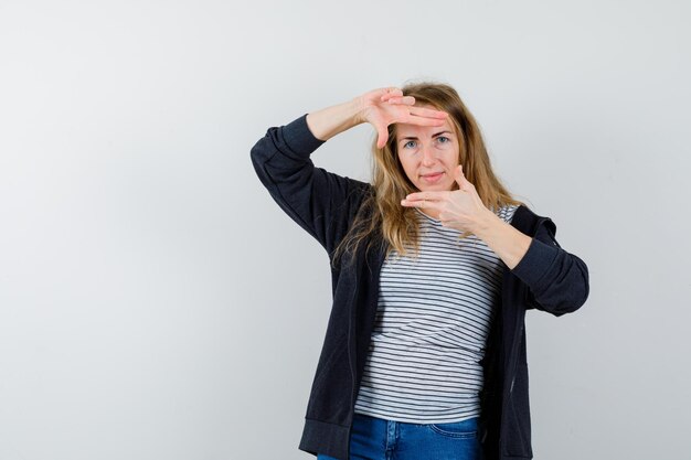 Mujer joven expresiva posando en el estudio