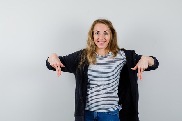 Foto gratuita mujer joven expresiva posando en el estudio