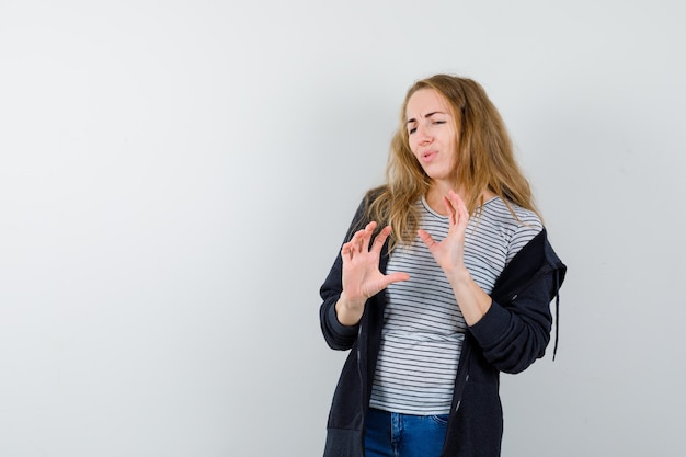 Mujer joven expresiva posando en el estudio