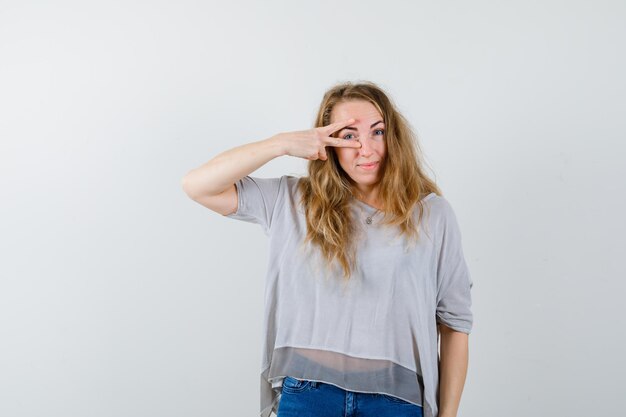 Mujer joven expresiva posando en el estudio