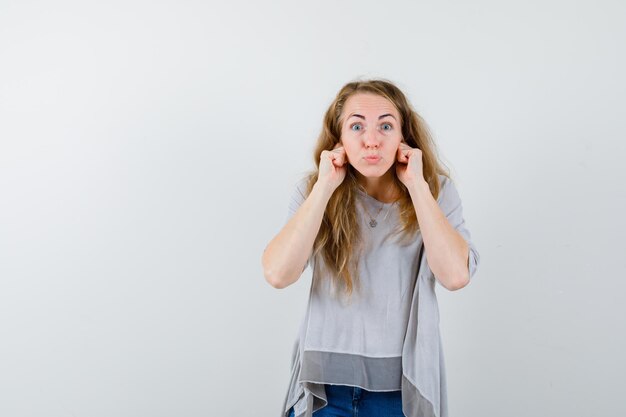 Mujer joven expresiva posando en el estudio