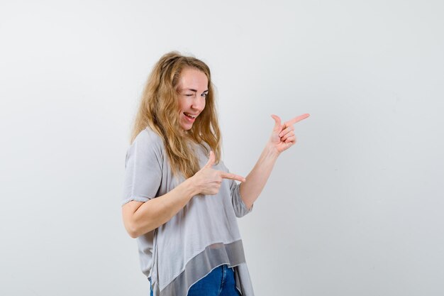 Mujer joven expresiva posando en el estudio