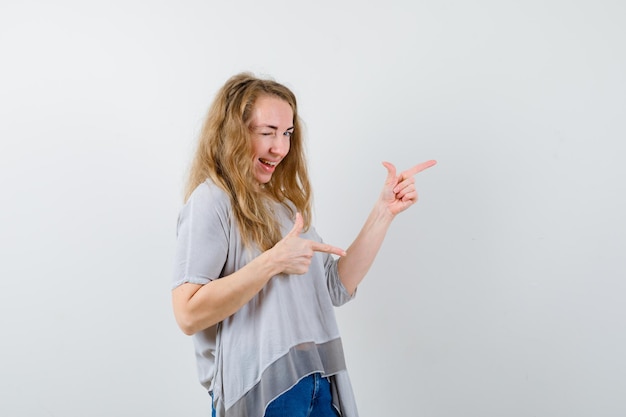 Mujer joven expresiva posando en el estudio