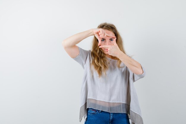 Mujer joven expresiva posando en el estudio